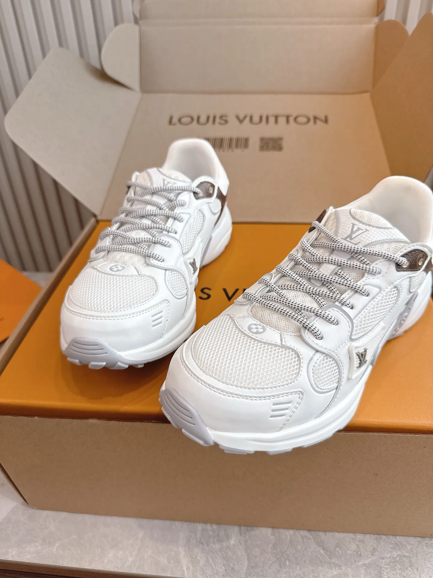 💕💕Factory direct selling price p640💕💕 Men's size +10 (top version) 2025 new LV couple's same style sports shoes, hot coming🔥🔥🔥Official website synchronized fabric, using special material printing process. Inside, breathable mesh, size 35-42 for women, 39-46 for men, factory standard complete package + airplane box